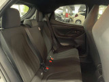 後部座席です。もちろんシートベルトも完備です。