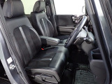フロントシートはベンチシートです、運転席と助手席の移動が簡単です。真ん中にはアームレストも装備されています! また運転席シートの高さも調整できます。
