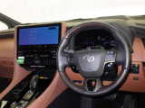 上質で落ち着いた印象のインパネ。視界も広々で運転しやすいです。