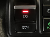 指先の操作でパーキングブレーキの「作動と解除」が行うことができる装備。ブレーキペダルから足を離しても停止し続けてくれるオートブレーキホールド機能。信号待ちなどの際には便利。ECO運転で低燃費走行♪