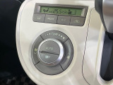 【オートエアコン】一度お好みの温度に設定すれば、車内の温度を検知し風量や温度を自動で調整。暑い&hellip;寒い&hellip;と何度もスイッチ操作をする必要はありません。快適な車内空間には必須の機能ですね♪