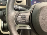 ステアリングにオーディオ操作スイッチが付いています。オーディオ画面に直接タッチしなくても操作が出来ますので、運転に集中できます。