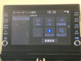 純正ナビを装備。タッチパネル式で使いやすく、お出かけもラクラクです。