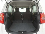 2列目シートを倒すことで、大変広いラゲッジスペースとなります。大きな荷物を積んだりと様々な用途にご利用いただけます。