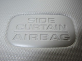 サイドカーテンエアバックシステムは、側面衝突時に大人から子供までさまざまな体格の乗員の頭部や頚部を広範囲で保護。特にセンターピラーへの頭部衝突を防ぐ展開性能を実現しています。