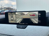 360&deg;ビューモニターでは、両サイドとフロント、バックカメラの合成で、あたかも上空から見下ろした様に周囲を確認して頂けます。駐車場だけでなく、T字路等でも活躍のアイテムです!