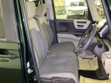 【ベンチシート】運転席と助手席の移動もスムーズ!狭い駐車場での乗り降りや、お子様の乗り降りにも便利です。座席の間にコンソールボックスやドリンクホルダーがないため、車内空間が広く感じます。