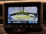 リバースギアに入れるだけで後方の表示へ切り替わります。夜間や雨の日の駐車も楽になりますよ。