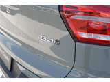 XC40 B4はマイルドハイブリットを搭載。低速域からの加速をモーターがアシストしてくれる為、燃費も向上。