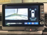 リバースギアに入れるだけで後方の表示へ切り替わります。夜間や雨の日の駐車も楽になりますよ。