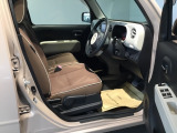 【ベンチシート】運転席と助手席の移動もスムーズ!狭い駐車場での乗り降りや、お子様の乗り降りにも便利です。座席の間にコンソールボックスやドリンクホルダーがないため、車内空間が広く感じます。