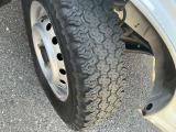 タイヤ残り溝5分山はございます。まだまだ使用できます。