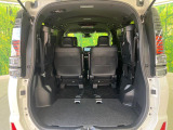 普段のお買い物や通勤、送迎等に十分な荷室スペースを確保しております。3列目を跳ね上げると、大きな荷物の積載も可能です♪