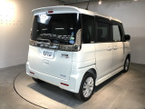 低床ボディは乗り降りしやすく、足元も広々です。