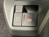 指先だけで簡単に操作が可能な電動パーキングブレーキを採用。「HOLD」スイッチを押すと、渋滞や信号待ちなどでブレーキペダルから足を離しても、ブレーキを保持するので安心です