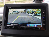【バックモニター】駐車時に後方がリアルタイム映像で確認できます。狭いところの駐車や、夜間のバック時に大活躍!運転スキルに関わらず、必須の装備です。