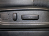 パワーシート装備車です。電動でシートが動きます、高級感がありとても便利な機能です!