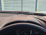 運転視界の遠方上方に虚像を投影することで前を見ながら情報の視認ができます。本当にドライバーが必要な情報を適切に伝え、楽しんで頂くことを考えた新世代装備です。※虚像は1.5m前方に浮かぶイメージです。
