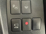 【全方位モニター】まるでクルマを真上から見下ろしたかのような視点で駐車をサポートします!クルマの斜め後ろや真横など、前後左右の4つのカメラの映像が合成されて、モニターに映し出されます。