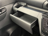 ダッシュボード助手席側上部にインストアッパーボックスがあり、収納に便利です。