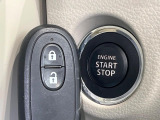 【キーレススタートシステム】カバンやポケットに入れたままでもドアの施錠・解錠が可能なスマートキーを装備。エンジンのオン・オフ時もカギを取り出す必要が無いからとっても便利です♪