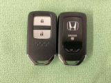 スマートキーを装備しています。鍵を差し込むことなくドアロックの開け閉めと、スタートボタン操作でのエンジンスタートができます。スペアキーも同じものを用意しております。