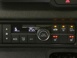 【オートエアコン】一度お好みの温度に設定すれば、車内の温度を検知し風量や温度を自動で調整。暑い&hellip;寒い&hellip;と何度もスイッチ操作をする必要はありません。快適な車内空間には必須の機能ですね♪