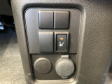 【運転席シートヒーター】冬場に重宝します♪車のエアコンではエンジンが暖まるまで暖かい風は出ませんが、電気でシートの中の熱線を暖めるので、エアコンより早く暖まります!