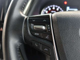 ステアリングスイッチ付き。前方から目を離すことなく操作することが可能です。