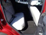 後部座席シート 2名乗車時リヤシートを折りたたんで、広々としたフラットなスペースを実現