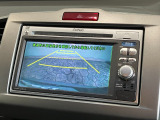 【バックカメラ】リバースにするだけで映ります、後方の安全確認や、狭い駐車場での車庫入れ、雨の日や夜間など視界の悪い時に便利です!安全にバックする為には欠かせない装備です。