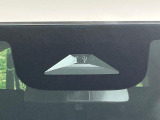 【ホンダセンシング】走行中に前方の車両等を認識し、衝突しそうな時は警報とブレーキで衝突回避と被害軽減をアシスト。より安全にドライブをお楽しみいただけます。