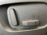 電動パワーシートですので運転中のシート調節も安全に行えます。微調整も可能ですのであなただけのドライビングポジションを実現します。