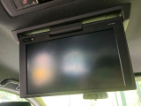 【フリップダウンモニター】大画面モニターで後席でもエンタメをお楽しみいただけます。小さなお子様にも大人気の装備です♪