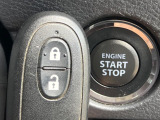 【キーレススタートシステム】カバンやポケットに入れたままでもドアの施錠・解錠が可能なスマートキーを装備。エンジンのオン・オフ時もカギを取り出す必要が無いからとっても便利です♪