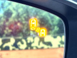 【ブラインドスポットモニタリング】走行中、ドアミラーの死角になりやすい箇所に後続車が接近するとサイドミラー付近に警告を表示、ドライバーに注意喚起をしてくれます。