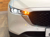 【LEDヘッドライト】悪天候や夜間走行時も良好な視界を確保し安心して運転できる高輝度LEDヘッドライトを装備!点灯速度が早く、消費電力も抑えられています。