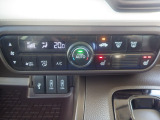 オートエアコンタイプなので細かい操作なしで快適温度に調整してくれます。シートヒーター付きで、冷えた車内でもスイッチを押せば数秒で座面と背もたれがあたたかくなります。
