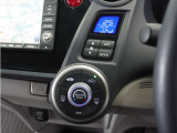 ◆オートエアコン装備◆ お好みの温度を設定をするだけで、後は、自動で風量を調節してくれます!快適にドライブが楽しめます。