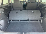 後席を全て倒して、荷物専用のスペースにした状態です。これなら長いものも積めますし、ご旅行や趣味に活用できますね。
