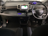 車内は光触媒抗菌消臭施工済です。スタイリッシュなデザインでスポーティなインパネ周りを演出します。グローブボックスやカップホルダーのほかにトレーなどたくさんの収納スペースが付いています。