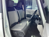 フロントシートはベンチシートです。ベンチシ―トは運転席と助手席の移動もスムーズ!狭い駐車場での乗り降りに便利です。シートの間にコンソールボックスやドリンクホルダーがないため、車内空間も広く感じます