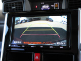 バックをするとき自動でリアの様子が映る『リアカメラ』付き! ナビ画面で確認しながらバックができますから安心ですね。でも、目視も大切ですよ!安全第一でお願いします!
