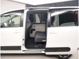 両側パワースライドドア付きだから、狭い駐車スペースなどでの 乗り降りラクラク!小さなお子さまのいるご家庭には嬉しい装備。