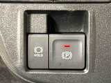 指先だけで簡単に操作が可能な電動パーキングブレーキを採用。「HOLD」スイッチを押すと、渋滞や信号待ちなどでブレーキペダルから足を離しても、ブレーキを保持するので安心です
