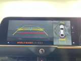 【パノラミックビューモニター】クルマを真上から見下ろした視点で駐車をサポートします!クルマの斜め後ろや真横など、いち早く障害物に気が付くことができます。
