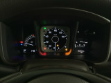 スピードメーターとタコメーターを大きく配した見やすいメーター部になっています。右側のインフォメーション画面でオドメーターや燃費などの情報を確認できます。