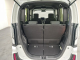 4人乗っても十分な荷室です。