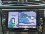 真上から見下ろすような映像で、車庫入れや縦列駐車時に、自車と駐車位置の関係をひと目で確認でき、スムースな駐車をサポート。動く物を検知してお知らせすることで、発進時の安全確認もサポートします。