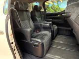 後部座席も気になるようなキズ・汚れやへたり等、大きなダメージはなく、良好な状態です。